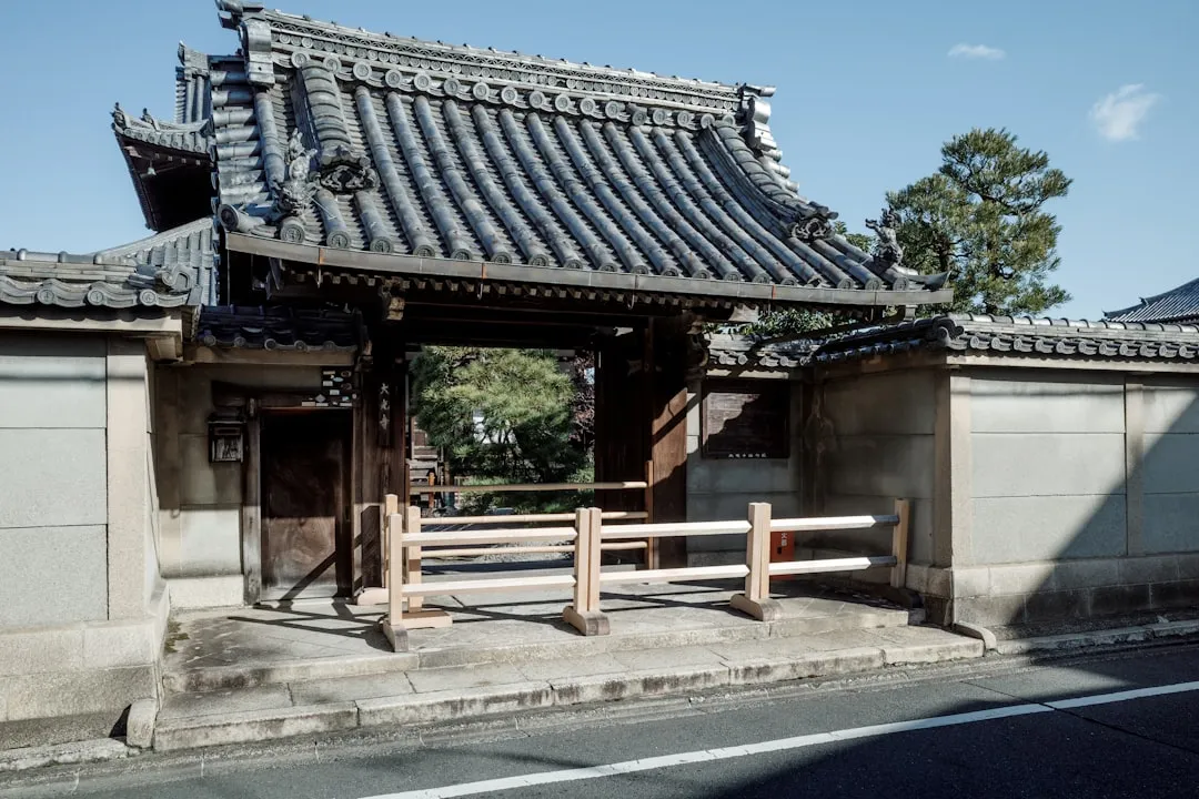 瓦屋根と石垣を備えた日本の寺院の山門