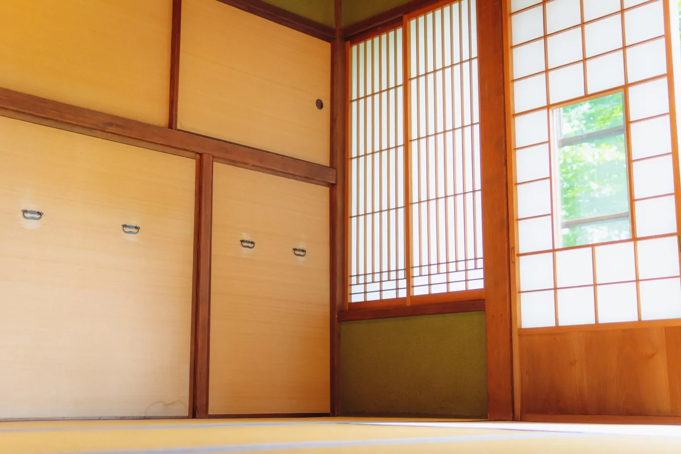 家具が何も置かれていない、襖と障子に囲まれた和室