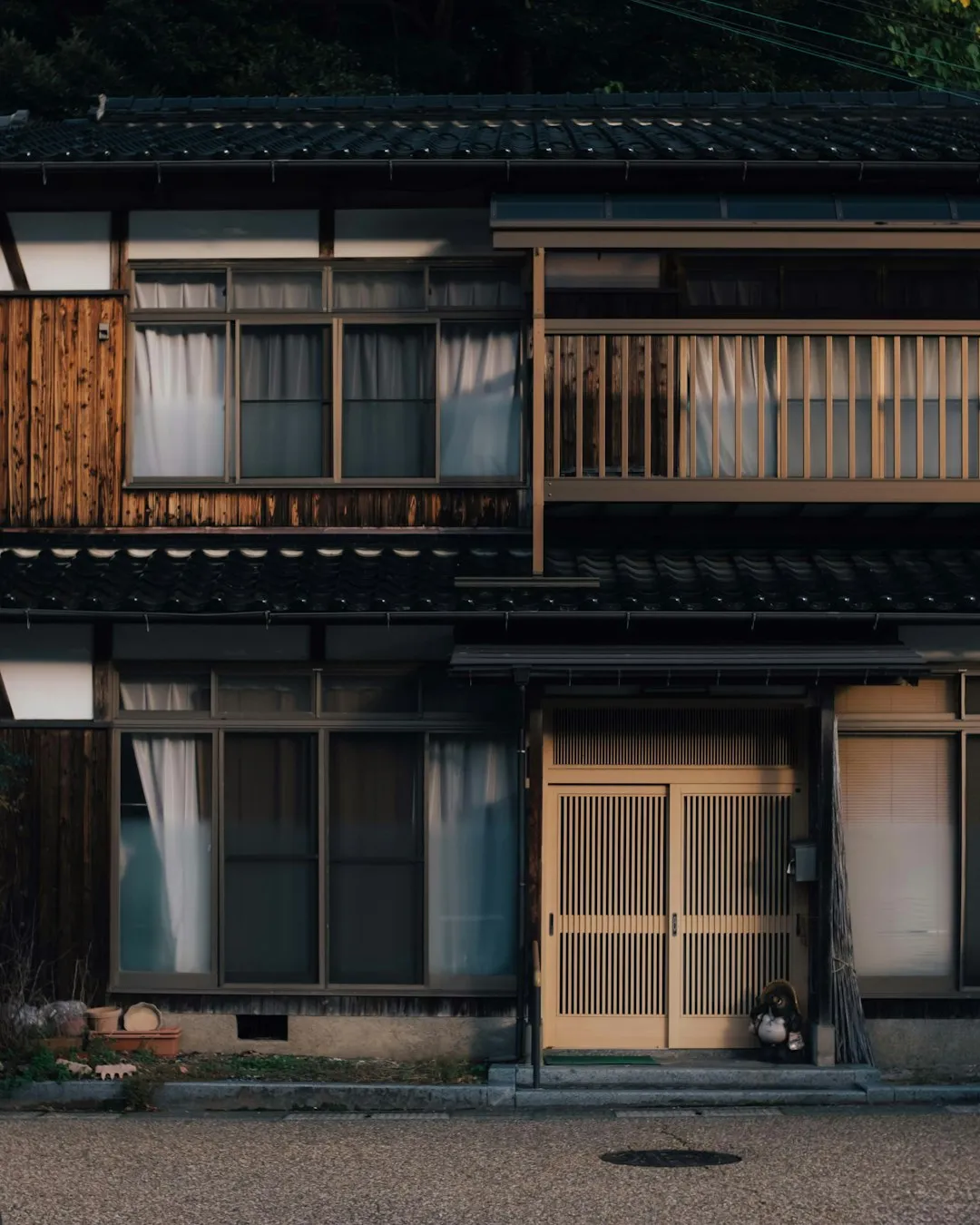 格子戸と瓦屋根のある日本の木造二階建て住宅の正面