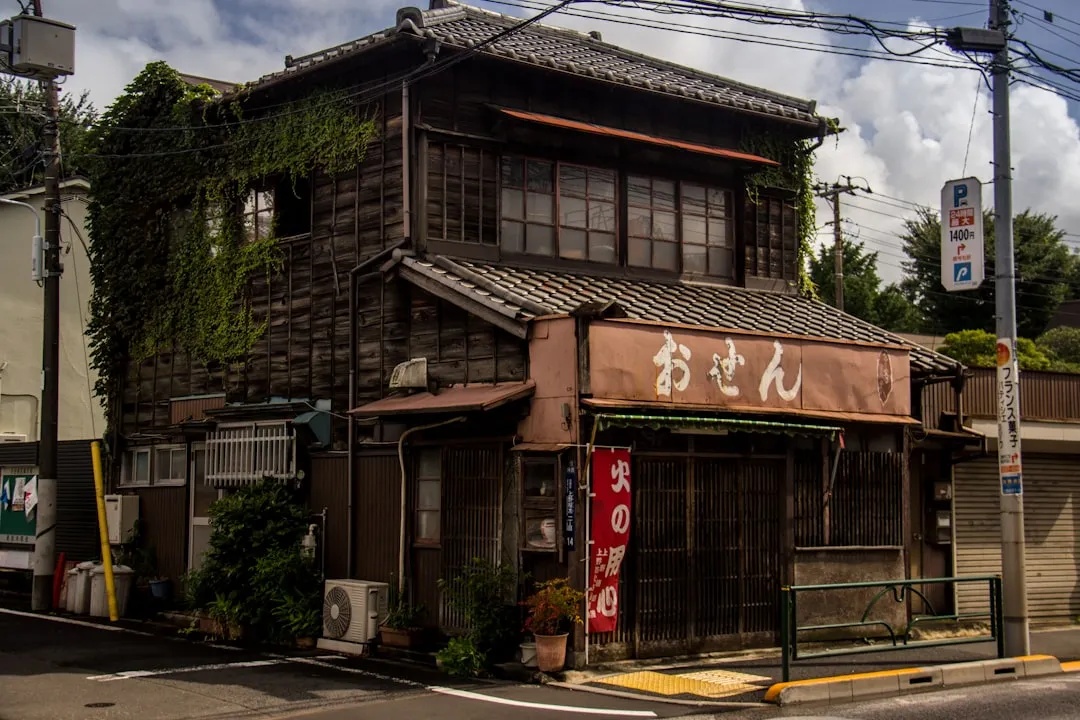 蔦に覆われた木造二階建ての建物。手入れが止まったまま年月が過ぎた様子