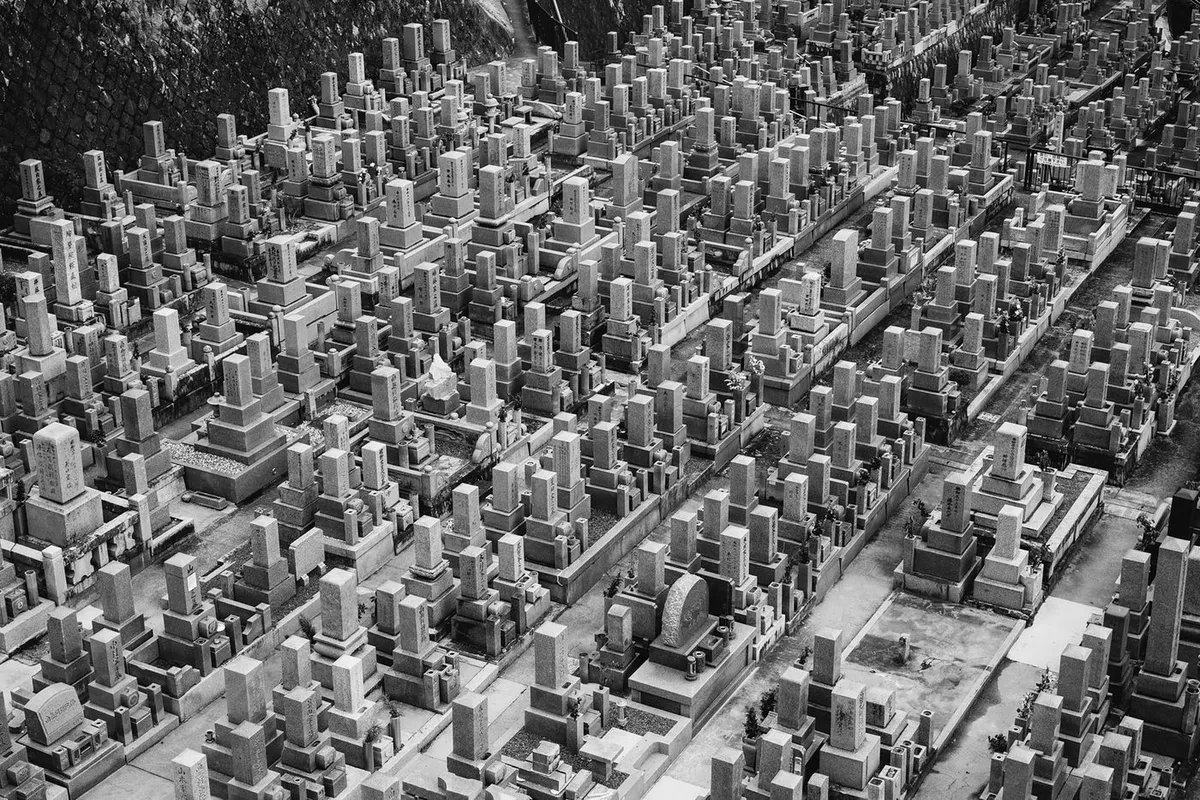 区画ごとに整然と並ぶ日本の墓地を高い位置から捉えた白黒写真
